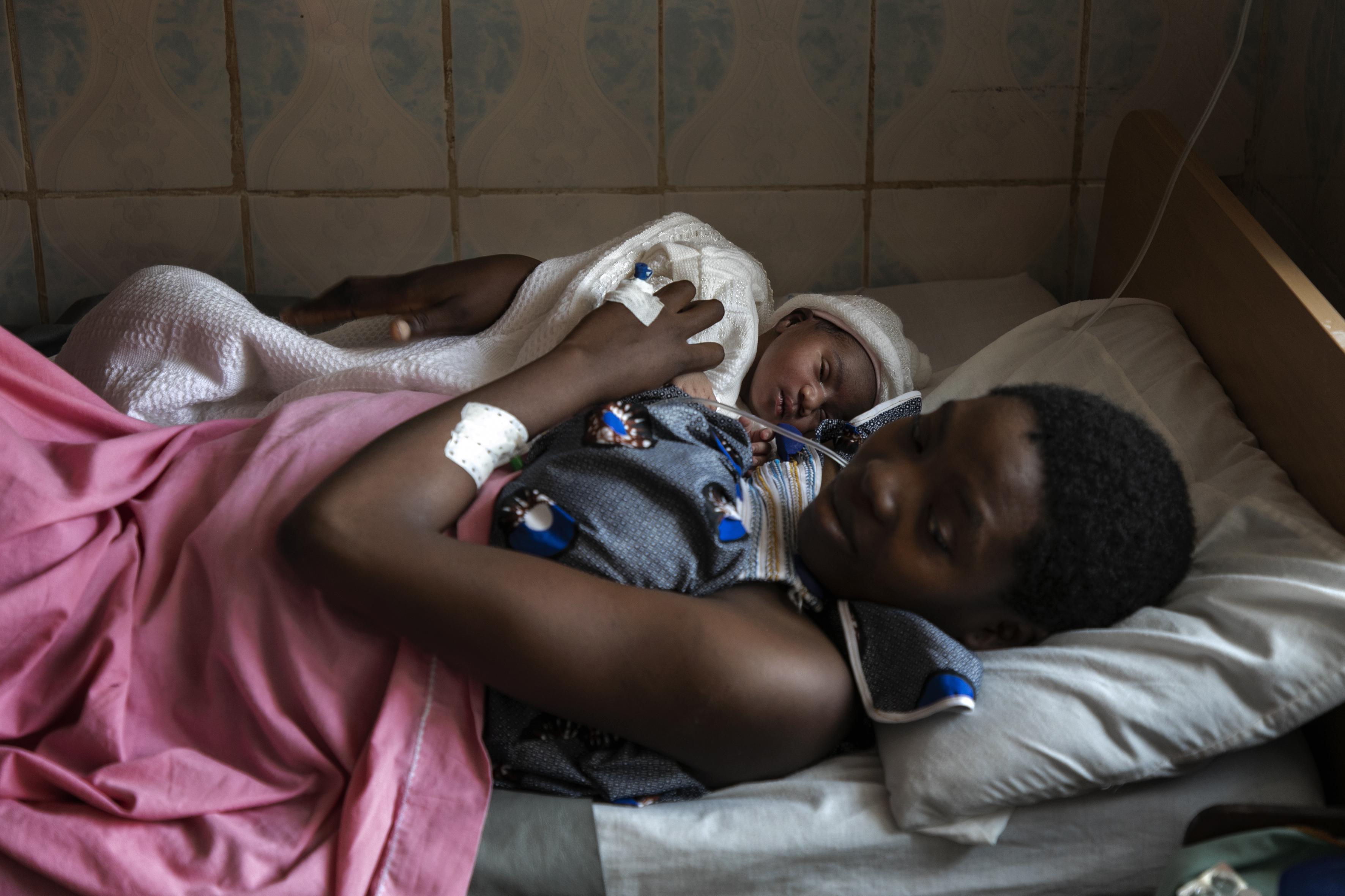 Patient Loveline poses with her baby girl who was born this morning at MSF-supported Mary Soledad hospital in Bamenda, North-West-Cameroon.