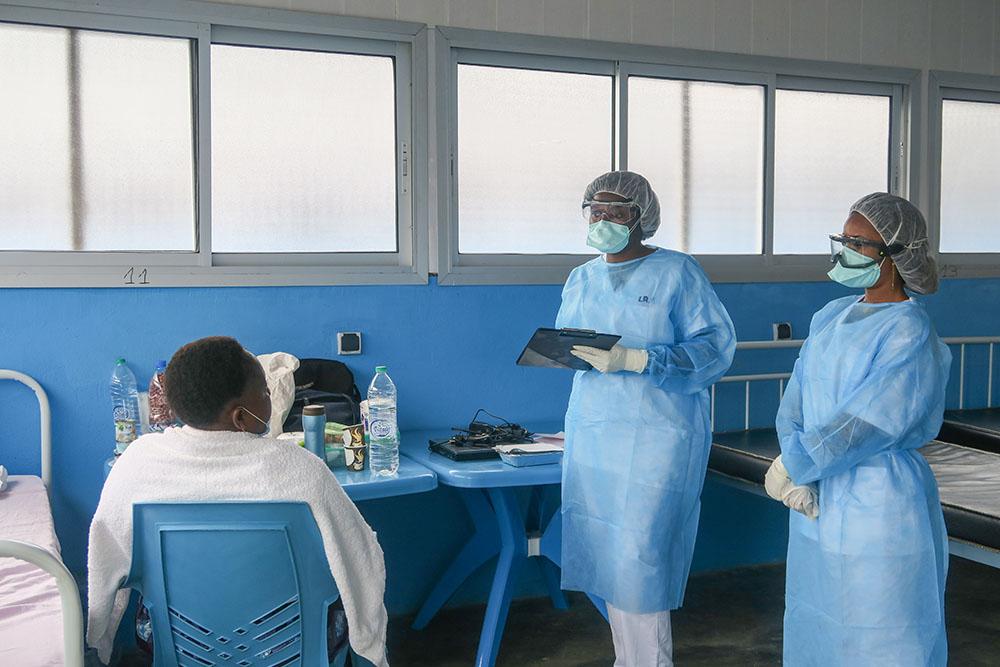 Round of medical staff in the Covid-19 patients ward. 