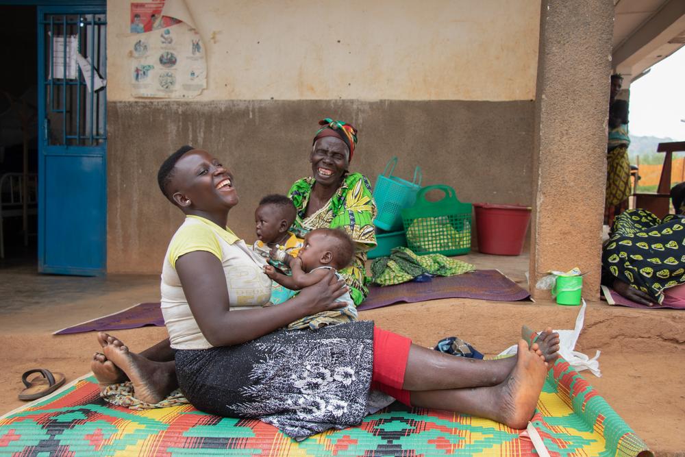 In front of the general referral hospital in the Nizi area, mothers go out to get some fresh air, do the laundry and cook.