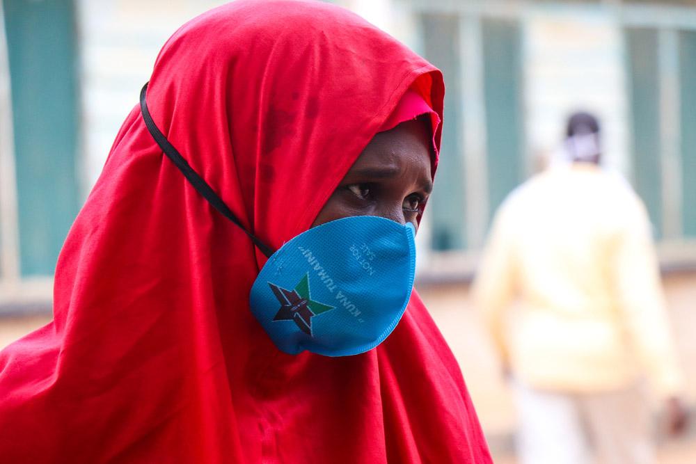 Woman waits for treatment outside MSF mental health facility