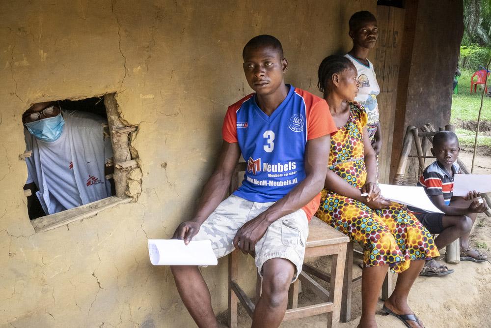 Patients waiting to be seen by MSF staff in Ikenge