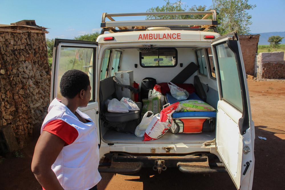 Picture of MSF staff outside mobile clinic in Eswatini