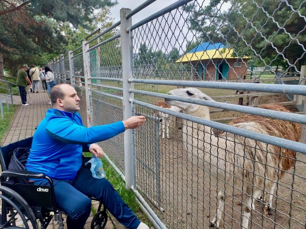 Image showing an excursion with war-wounded patients in Ukraine. This helps patients with their mental health.