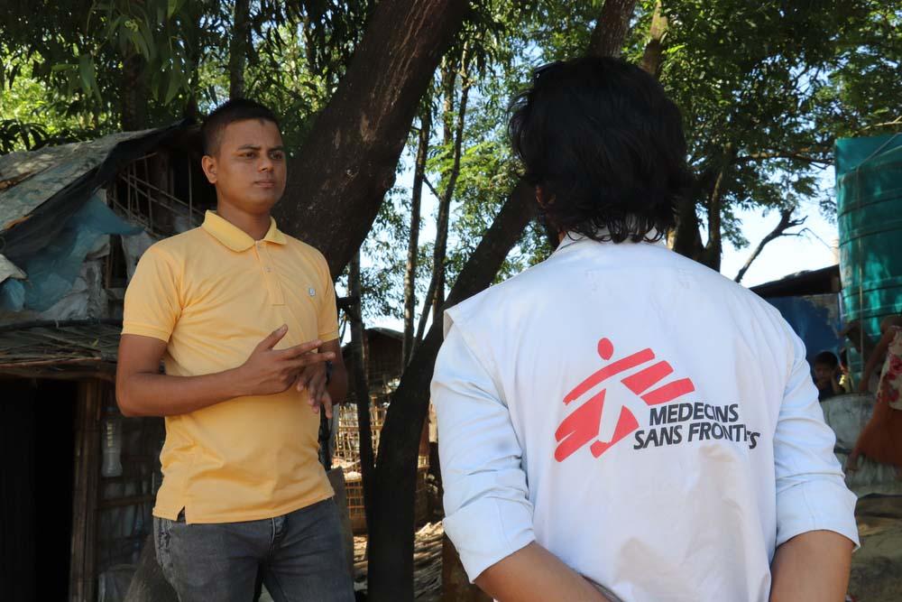 A picture of Faruk and an MSF staff member