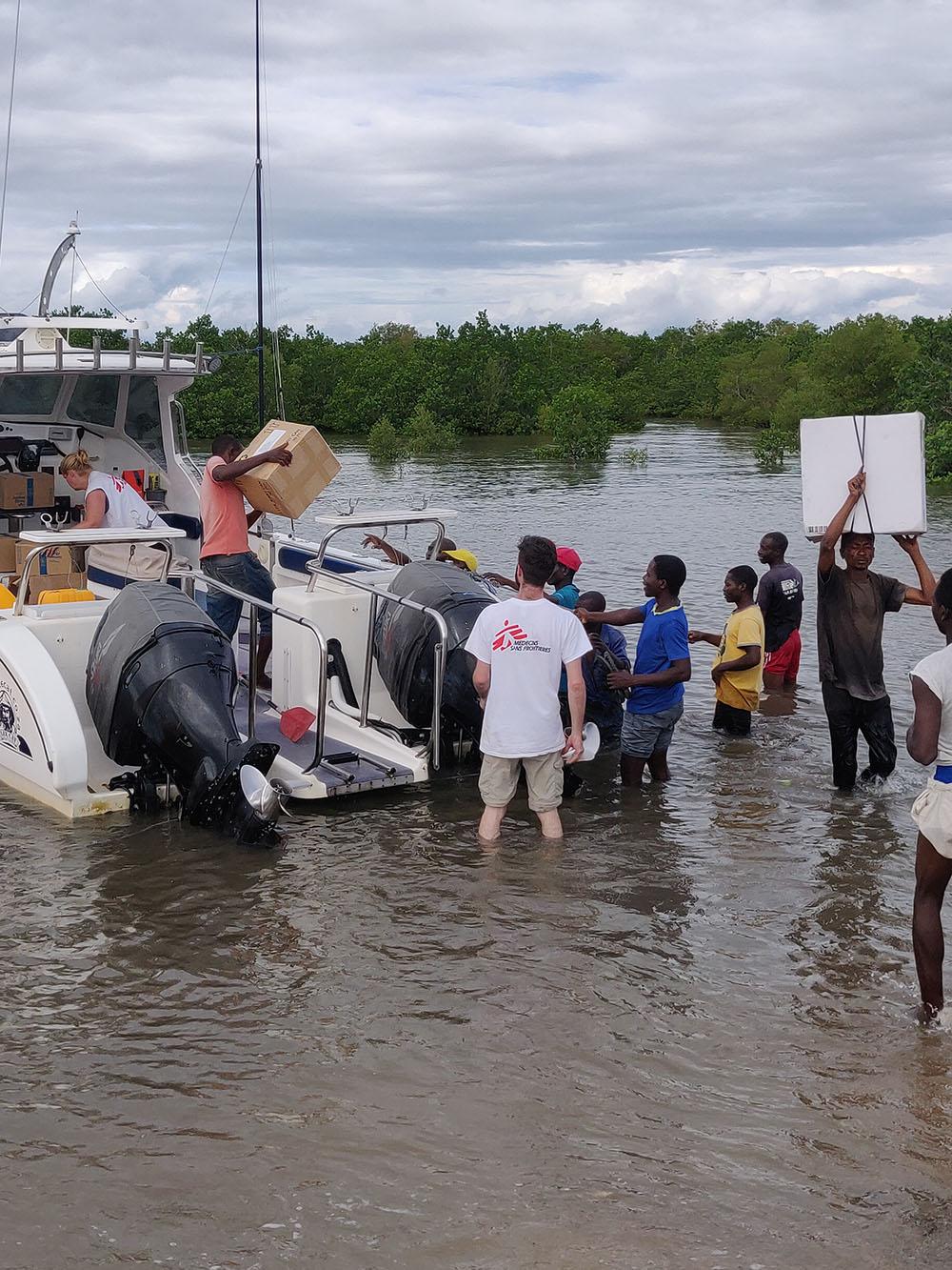 Unloading material for a small distribution in Bandar, Metuge District. While assessing the area, MSF took the opportunity to also provide ceterza. This product is used to clean water and make it potable again. 