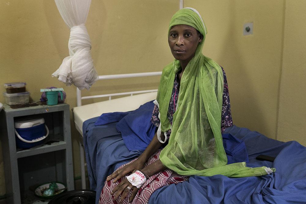 Aisha Diabate 30 years (background) arrived at MSF’s specialised AIDS unit in Donka University Hospital with the husband of her sister who is a doctor from Coleah health centre in Conakry.