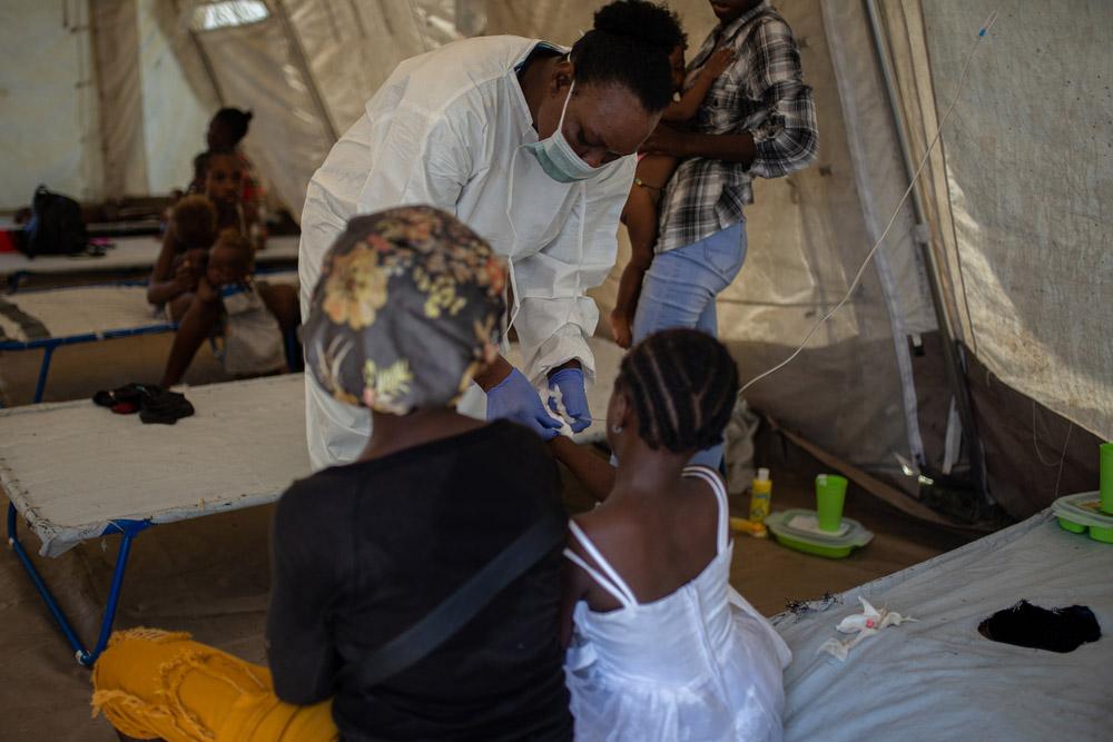 MSF Nurse aids a little girl with cholera-like symptoms