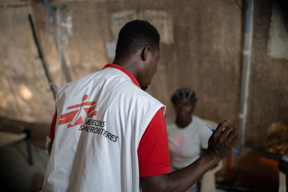 MSF Health Promoter Jose informs patients about cleaning practices to avoid the contagion of the disease