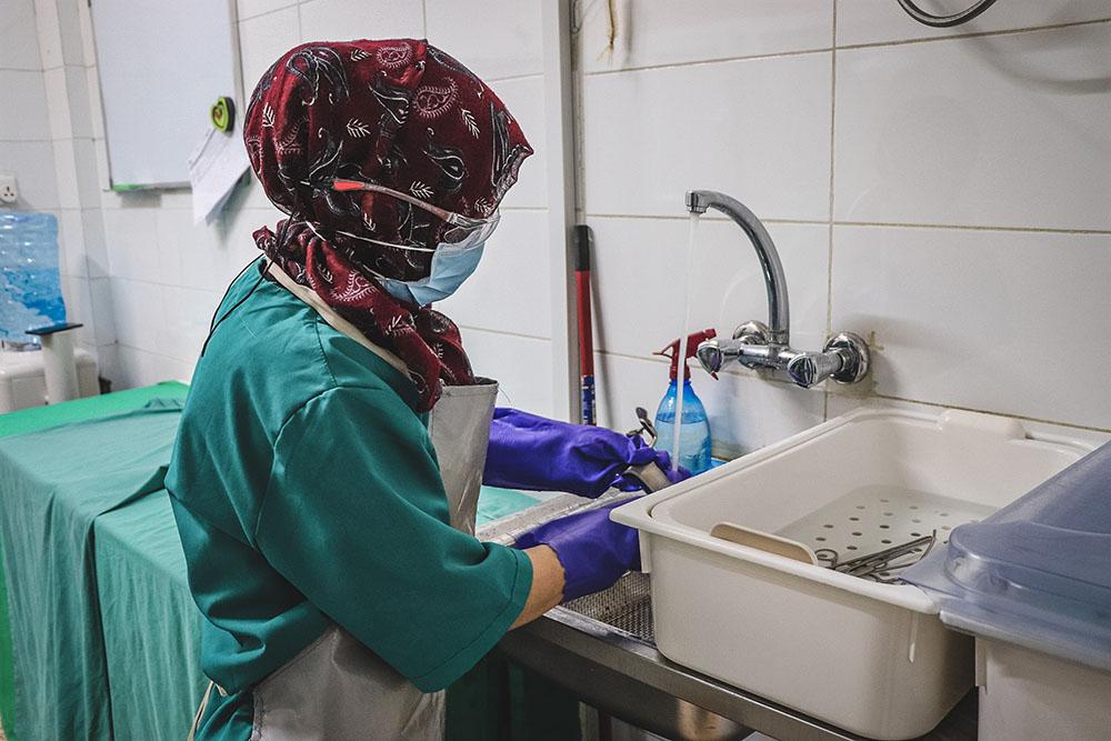 A midwife cleans tools needed to perform deliveries. At MSF’s Al Amal maternity, Infection prevention and control (IPC) measures are followed with care. IPC is a practical, evidence-based approach which prevents patients and health workers from being harmed by avoidable infection. 