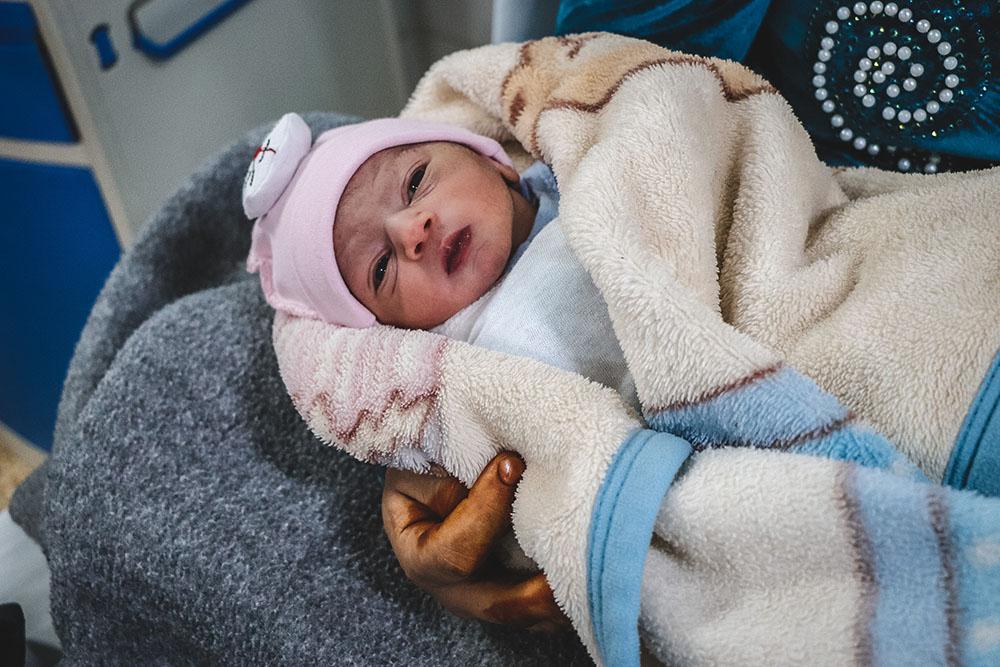 Baby Layth was born on January 12th in the morning. He is the first son of Rafida, 15 years old. Layth’s mother had to go through a vacuum delivery, because of fetal distress and tachycardia. 