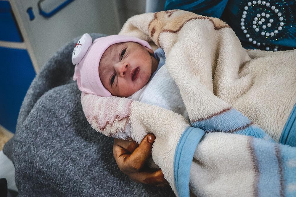 Baby Layth was born on January 12th in the morning. He is the first son of Rafida, 15 years old. Layth’s mother had to go through a vacuum delivery, because of fetal distress and tachycardia.