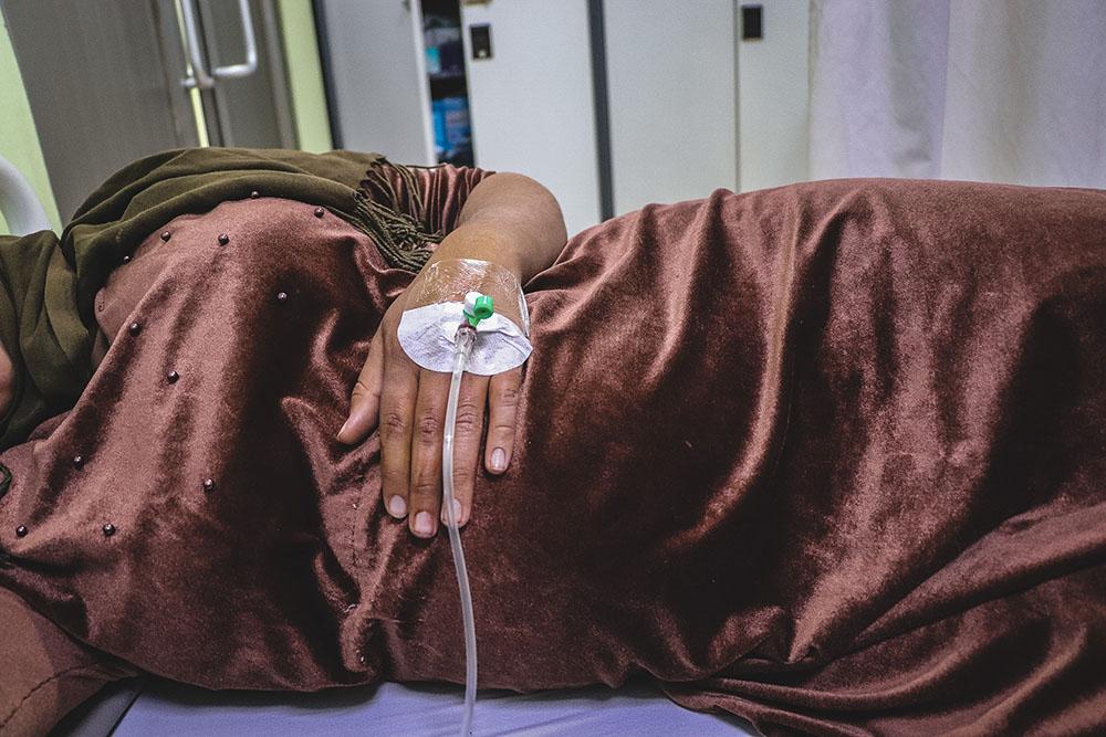 A pregnant woman from Al Nahrawan neighborhood came to MSF’s Al Amal maternity to deliver her first baby. She’s pictured waiting in the inpatient department, waiting for the labor to start. 