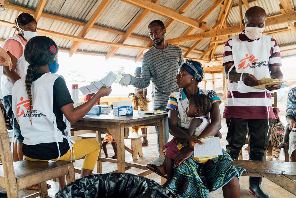 A picture of MSF staff assisting patients at Kenama Hospital in Sierra Leone.