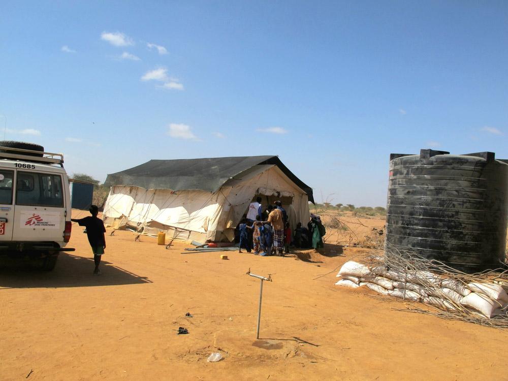 Children at an MSF mobile clinic outside the Dagahaley camp