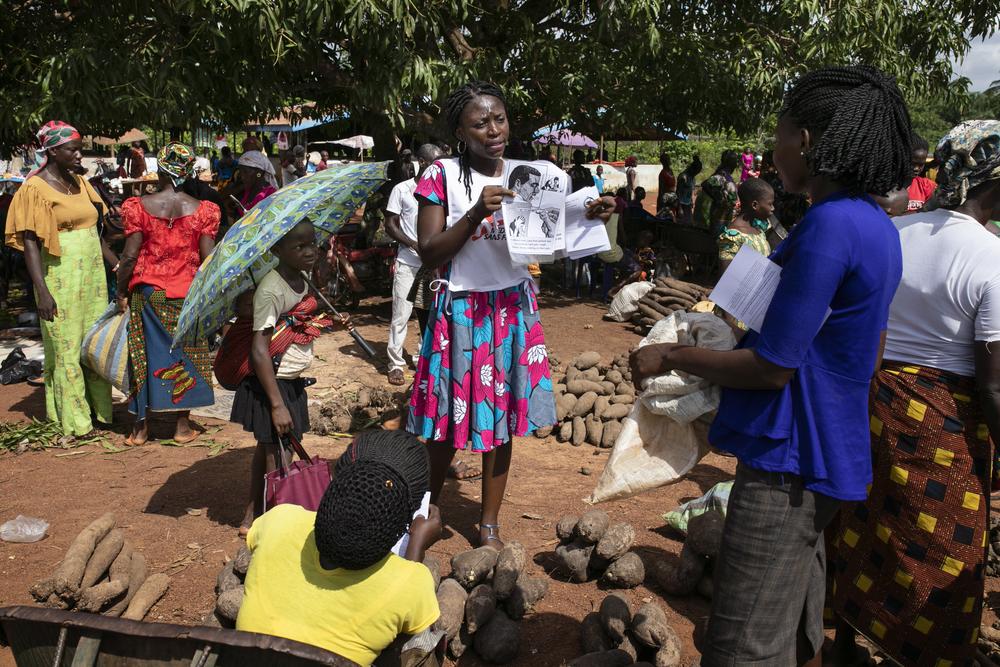 MSF Community Health Educators Charles Onanikem and Chidinma Arua, in the market of the village Amuzu Igbeagu, raising awareness about Lassa fever.