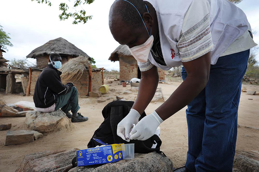 Claison Nkomo, MSF TB Nurse, preparing the pills regimen for Susan Mabika at home in Chigweremba Village. 