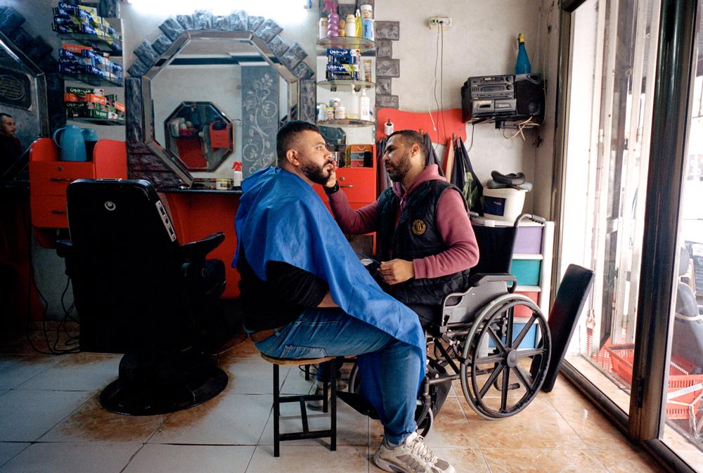 Amputee shaving a man