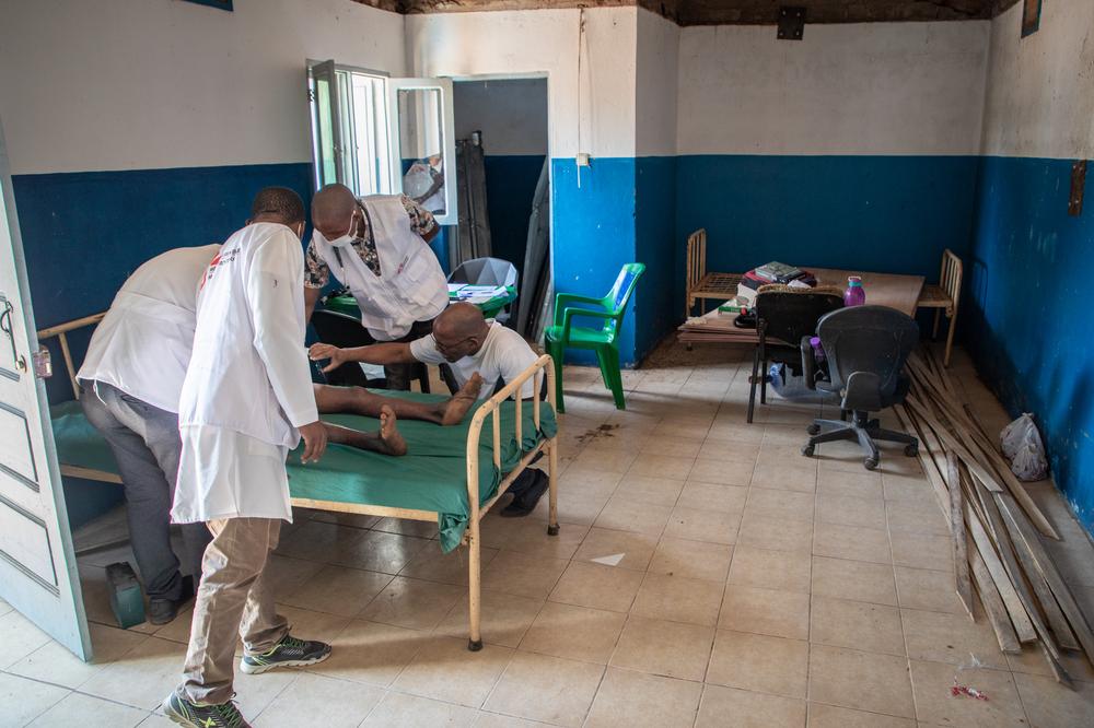 MSF_Health_Doctors_At_Mecutamala_Health_Center_MSB161834