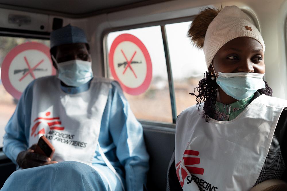 Members of the MSF Health Promotion team travel to Maishaika village, Kebbi state, to organize a Tom Brown recipe demonstration.