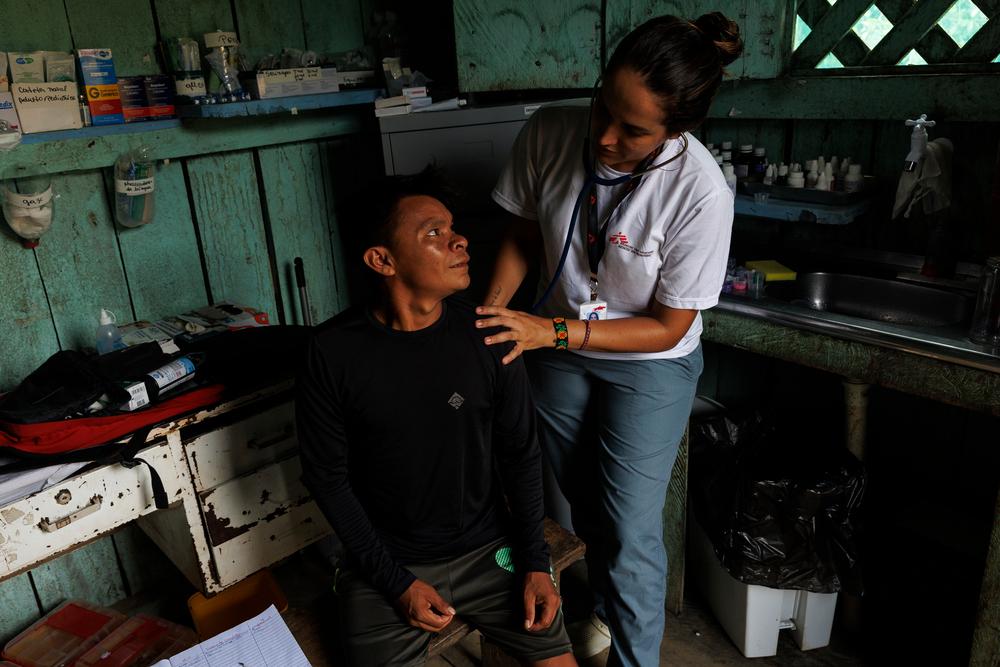 MSF member of our Women's Health programmes examines a pregnant woman in order diagnose and treat malaria,