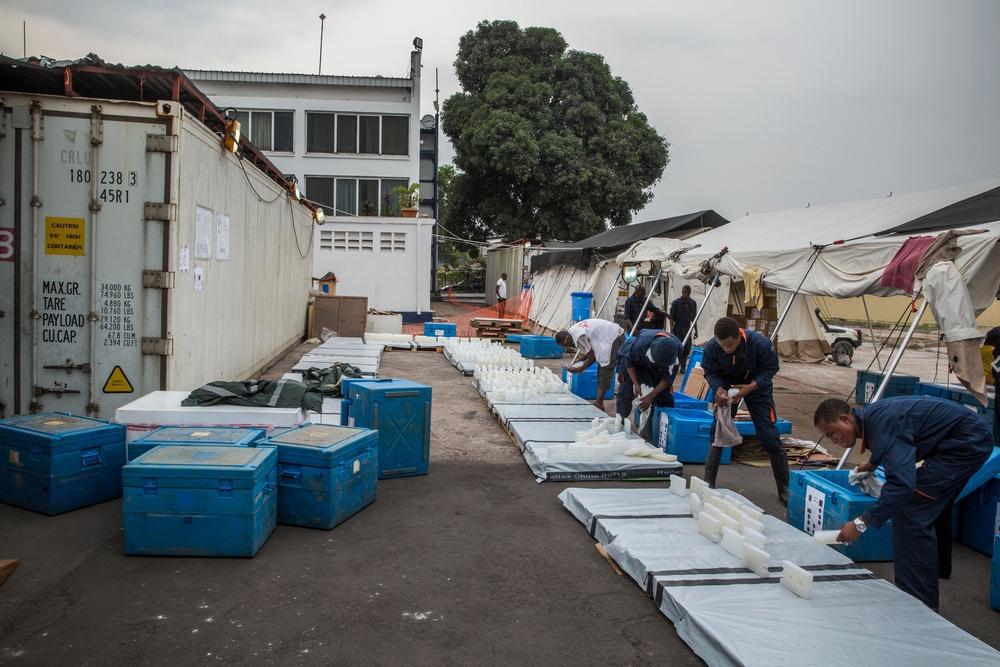 MSF teams stock 17,000 ice packs in cooler containers to keep vaccines at the required temperature. Frozen at -22°C, the ice packs are spread out in the sun to warm to 0°C before being placed in blue vaccine carriers, helping maintain the vaccines between +2°C and +8°C.