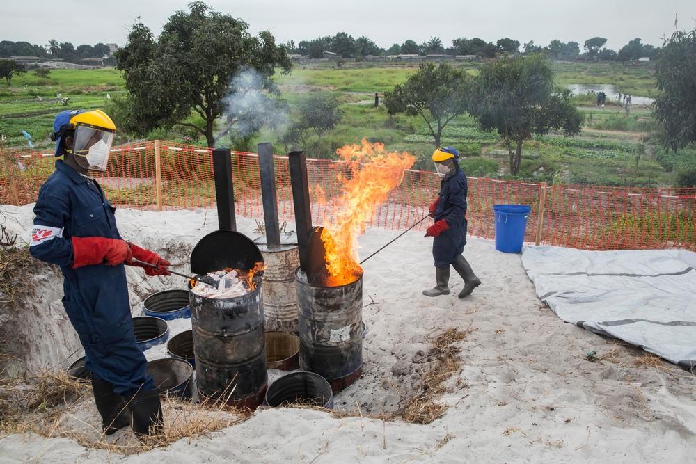 Gathering of waste in the vaccination areas. There are three types of waste: safe box syringes, vials and other waste (gloves , paper, packaging, etc.) . First they burn the syringes to ensure they do not circulate on the vaccination site. They are burned and then poured into a barrel to three quarters . The last remaining quarter will be filled with cement that will harden and pack everything.