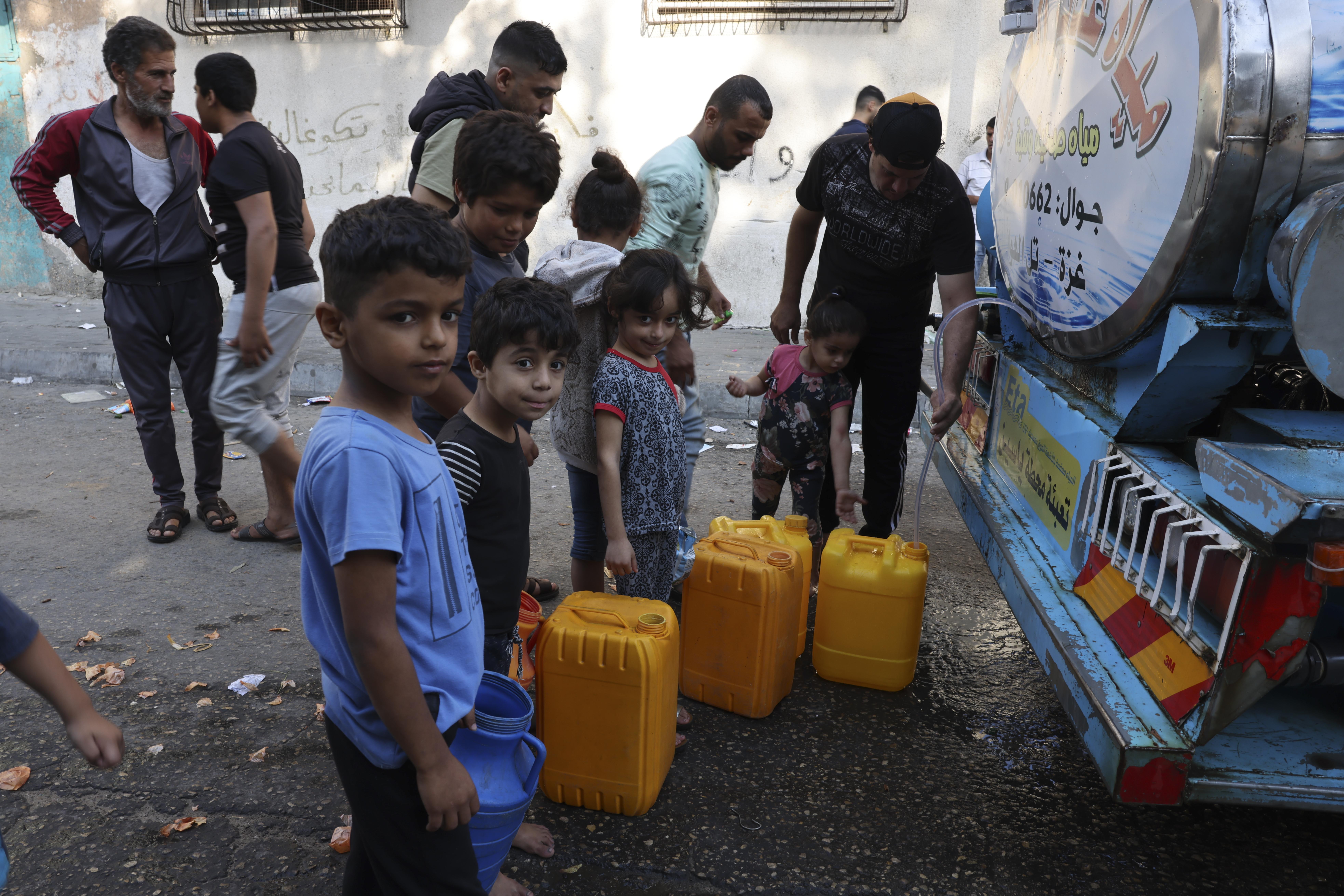 Images showing Gaza population seeking water in tanker trucks after the total shutdown of water and electricity.