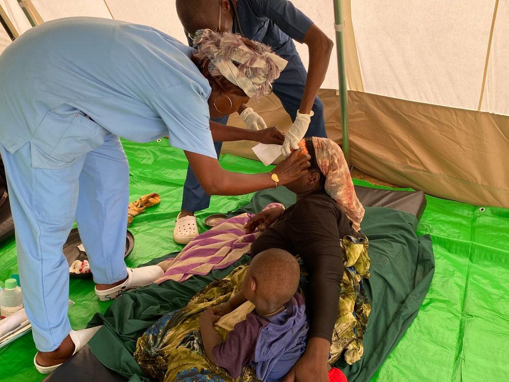 MSF_Fieldworker_Examine_Patients_Chad_Sudan_Influx_MSB159746