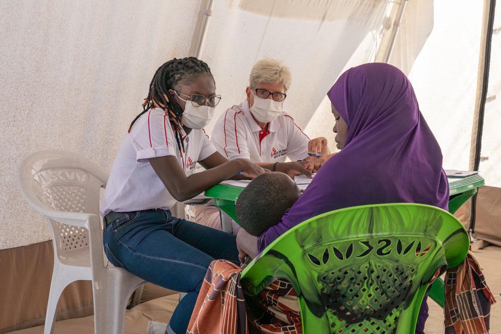 MSF_Healthcare_Staff_Treat_NTDs_In_Mozambique_MSB163243