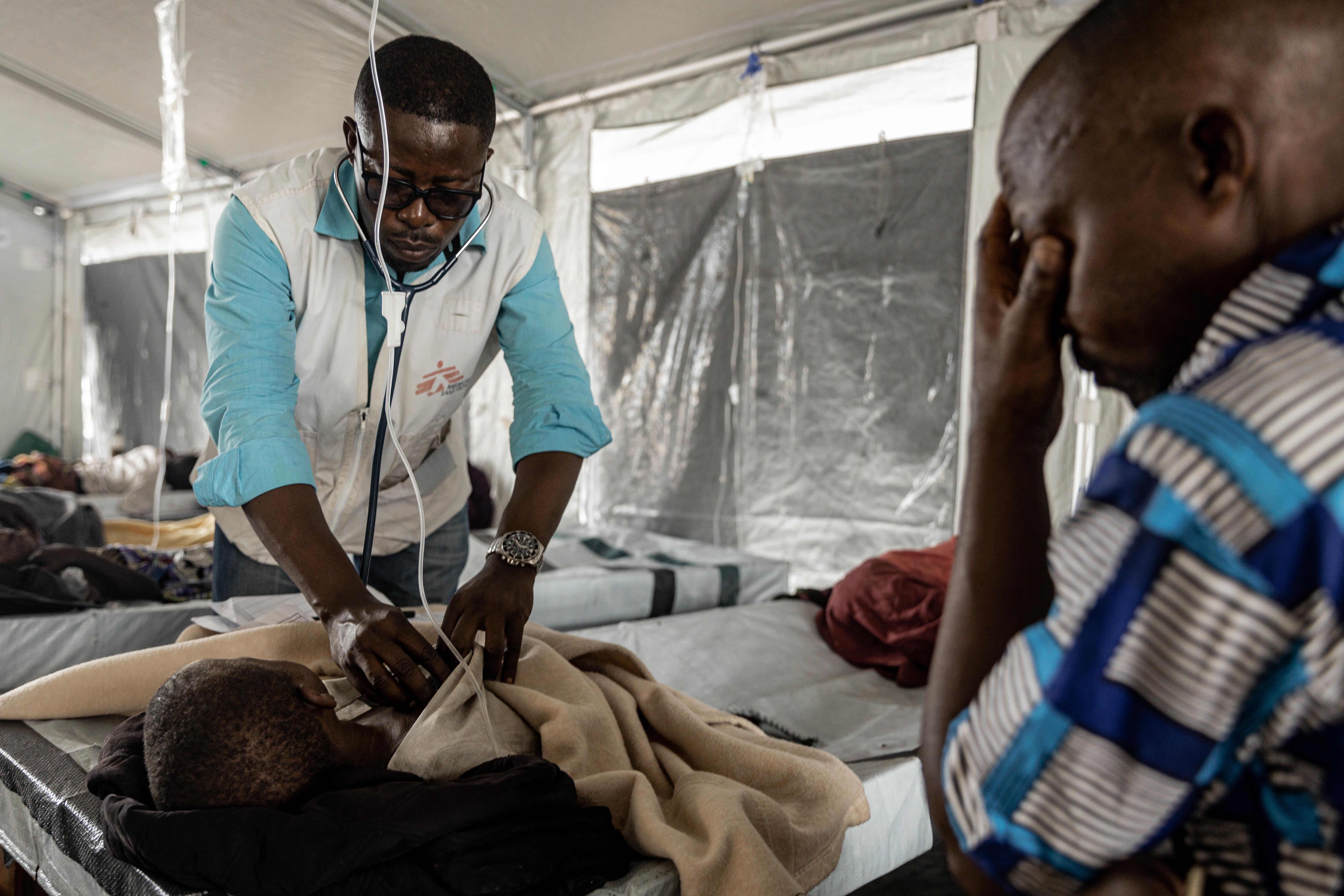 Image of an MSF Doctor treating a patient in the Democratic Republic of Congo