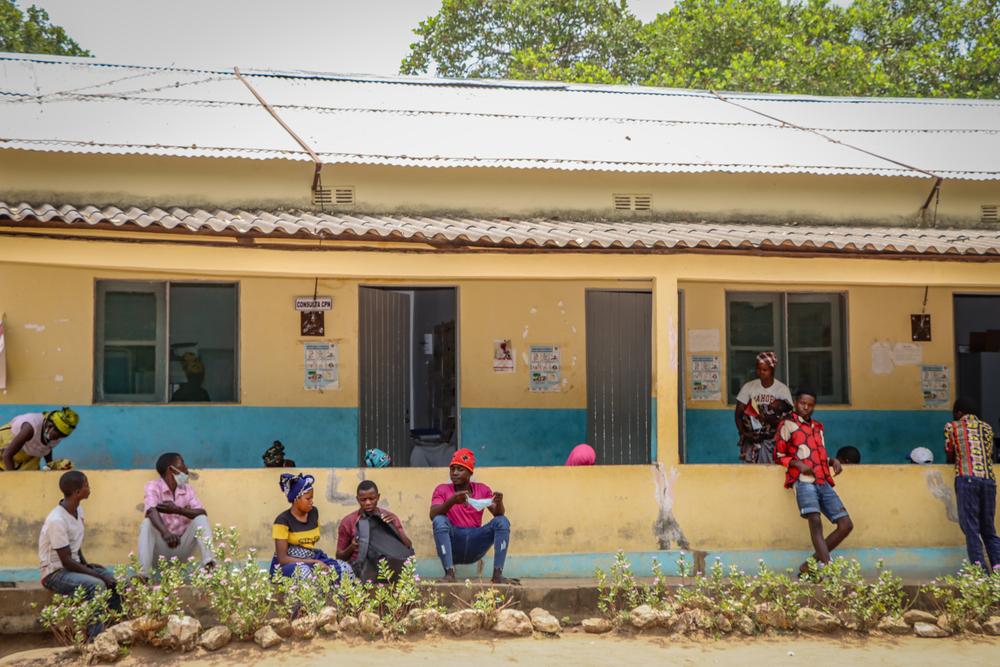 A community in Muririmue, Mozambique, benefits from a strengthened roof amidst natural disasters such as tropical storms and floods. 