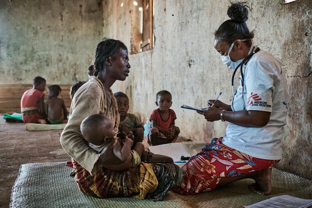 42-year old Vitasoa has six children. She’s brought four of them to the Médecins Sans Frontières mobile clinic. All the children are included in the nutrition programme launched at the end of March to respond to the food and nutrition emergency in southern Madagascar.