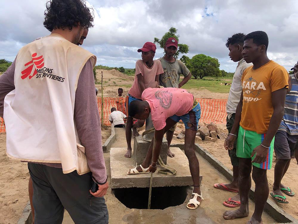 MSF watsan teams draw water from a well they built in the village of Ifoutaka.