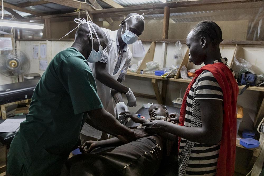 Young Zara (age unknown), infected with malaria, receives treatment in MSF supported Aweil State Hospital. Her mother Elizabeth Thom, 35-years, is by her side. South Sudan, October 28th, 2021. 