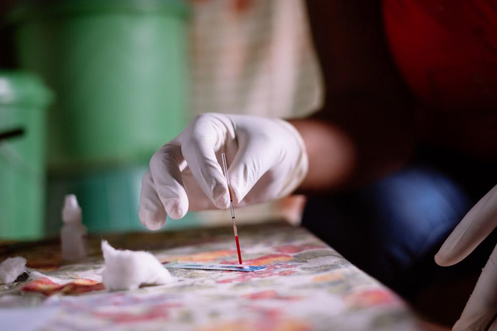 A picture of a healthworker conducting an HIV test.