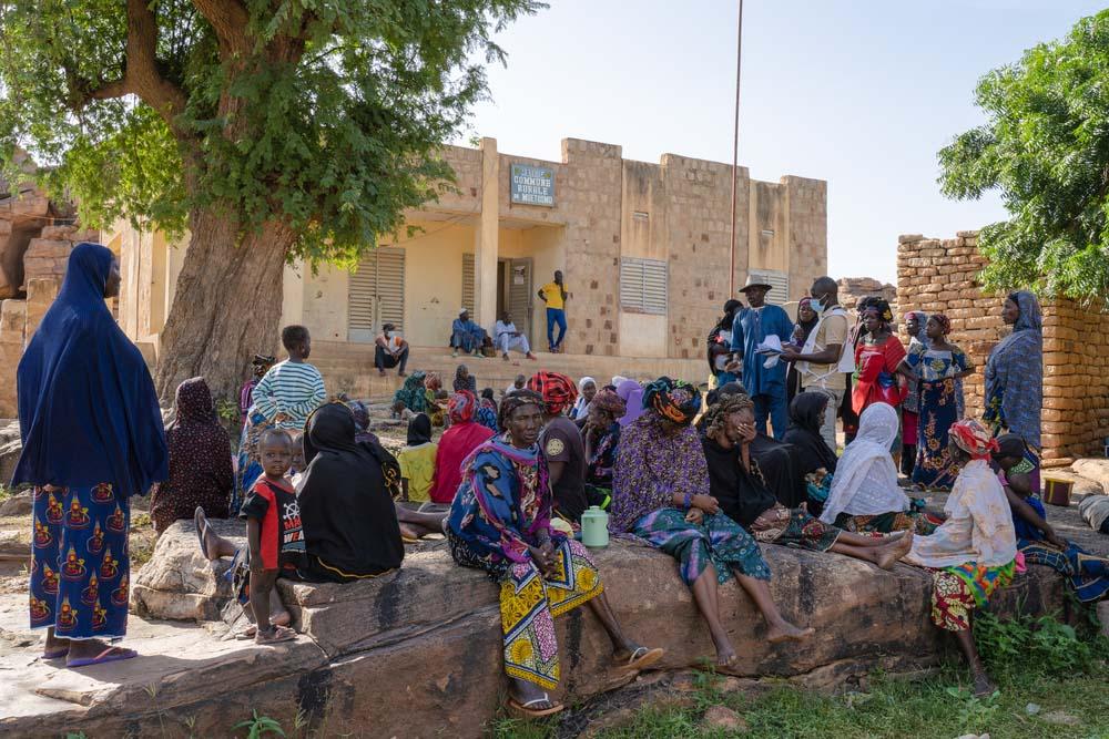 Having fled, these displaced people await their turn for a free consultation with MSF. In these consultations, the health workers give them advice on mental health, using illustrated materials. Picture taken in the Bandiagara Circle, central Mali.