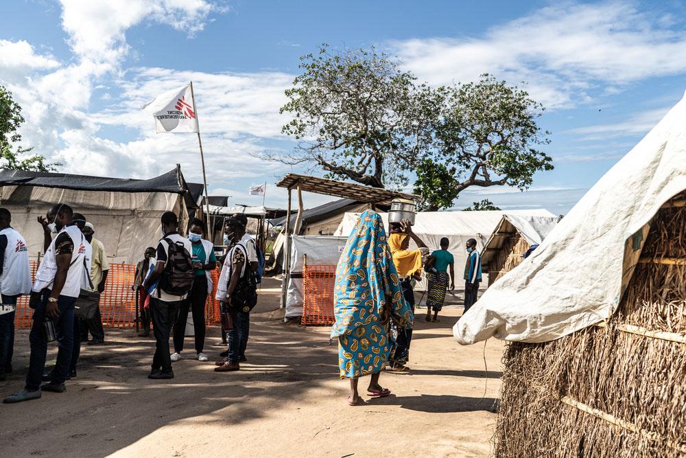 A MSF mobile clinic at the 25 de Junho camp for internally displaced people