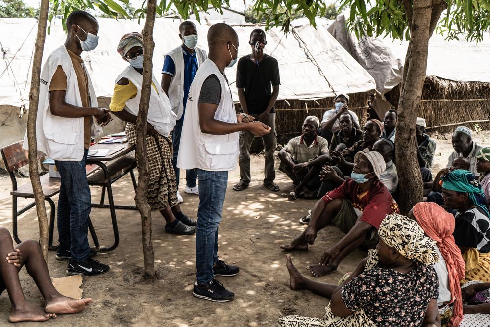 A mental health session is conducted with people who have sought shelter in the Nangua camp for internally displaced people. These sessions are used to help those displaced by the armed conflict in Cabo Delgado talk about their experiences and get support for issues like PTSD. 