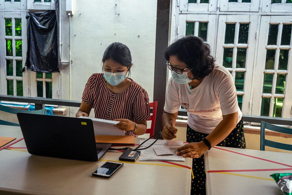 An HIV/hepatitis C patient receives a consultation in Yangon's MSF office. 