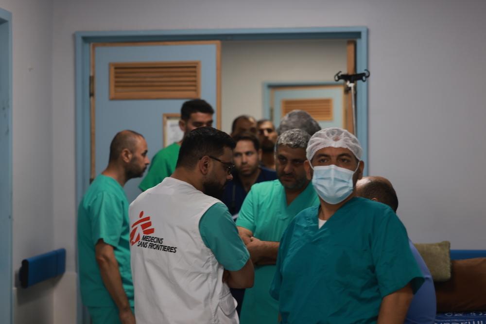 Palestinian MSF doctors treat displaced people in Gaza. 