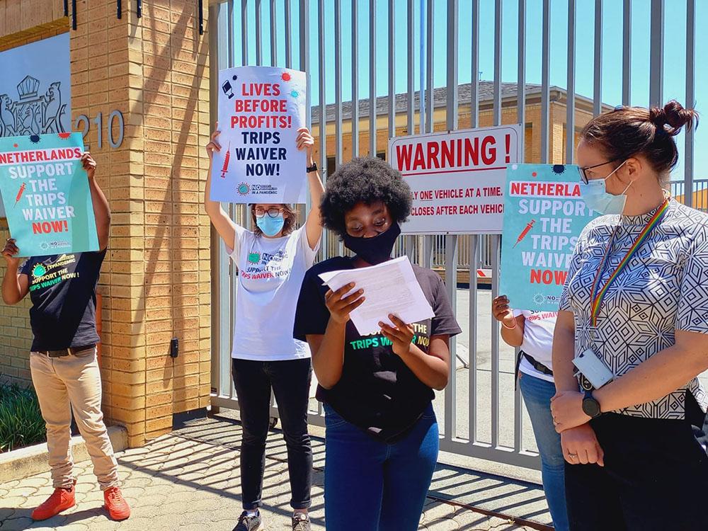 MSF Philanthropy Reporting Intern in Fundraising, Matlhatse Mohale reading out the letter to the Political Counsellor-Emma Boekee in Pretoria.