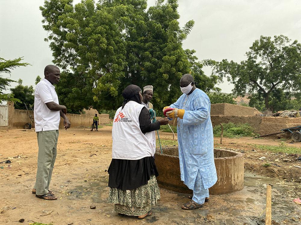 MSF, in collaboration with the hygiene service from the district of Konni, in Tahoua region, are disinfecting a wealth in the village of Terrassa with a solution made of water and hypochlorous acid.
