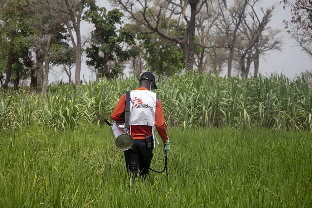 MSF teams treating the different water points in the village of Haramia in the commune of Bandé in the department of Magaria in south of Niger.