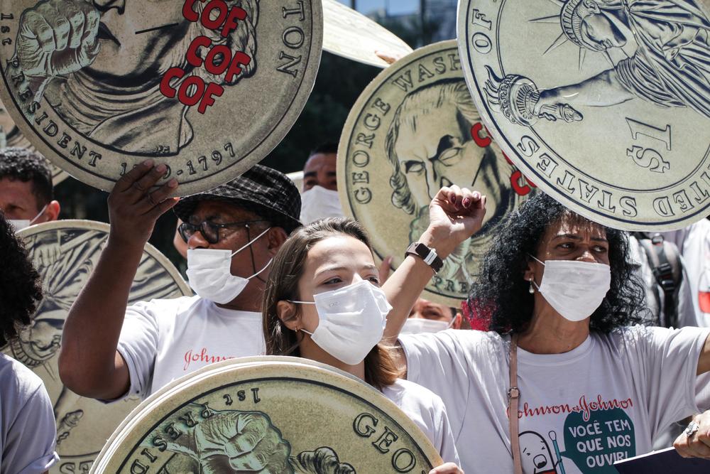 Activists from the organization Doctors Without Borders (MSF) protest the reduction in the price of bedaquiline, a drug against tuberculosis (TB), at the door of the company Johnson & Johnson, in the west.