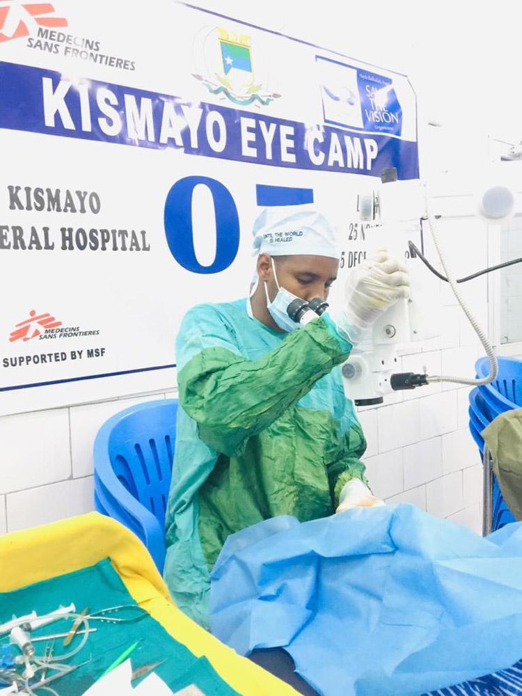 A picture of a surgeon in OT preparing for surgery