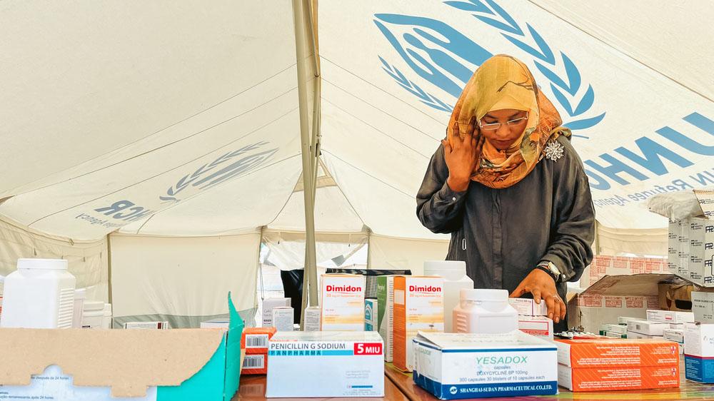 Sudan_Refugee_Camp_Doctor_Meds_MSB162737