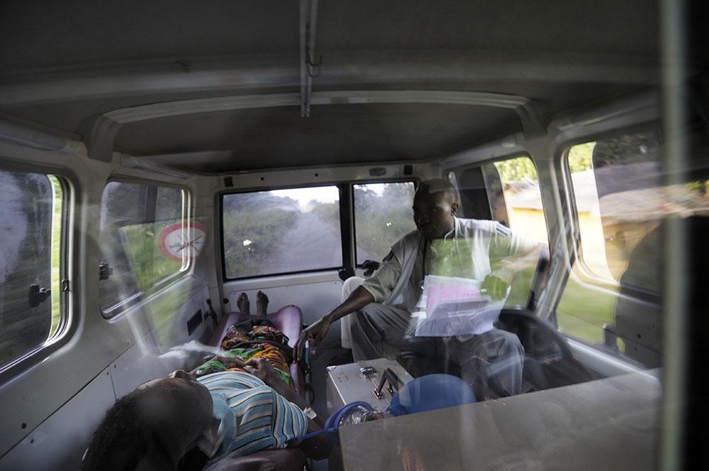 A&E nurse Innocent Cigangu caring for a patient on the way back to Lubutu hospital in the MSF ambulance. MSF took over the running of Lubutu General Reference Hospital in Maniema Province, DRC in 2006. 