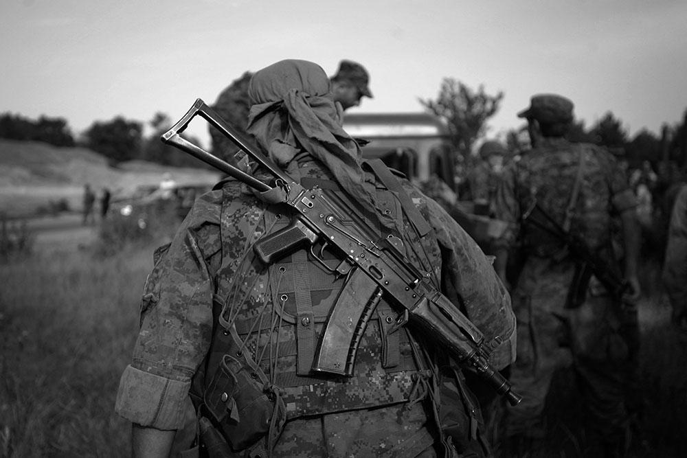 A georgian soldier from the special forces prepares a checkpoint at the entrance the city of Tbilissi,Tuesday 13 Aug.2008. 