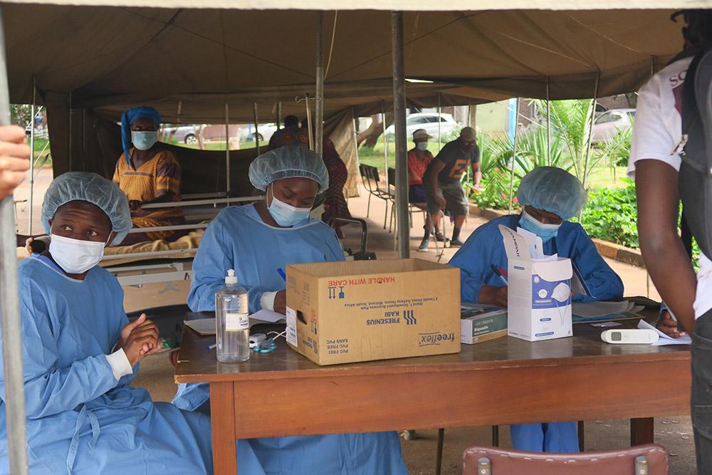 A picture of MSF staff screening patients at Parirenyatwa Hospital in Zimbabwe.