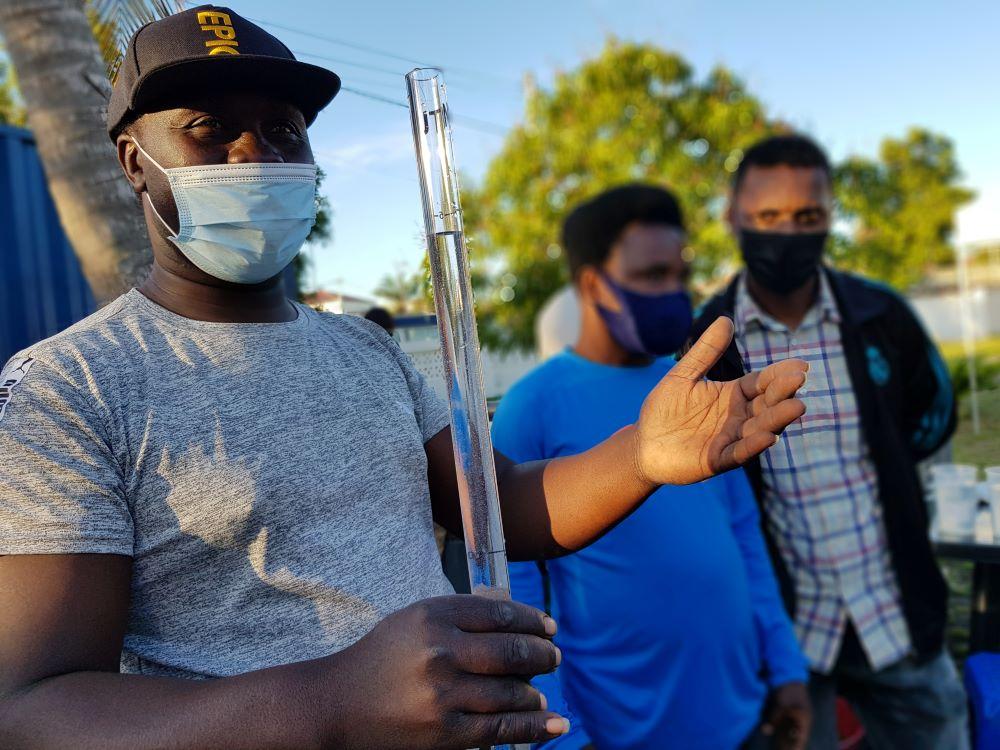 Metu Nyamadzawo works as MSF’s environmental health technical activity supervisor in the Regional Environment and Health Project in Zimbabwe. He travelled to Beira to give the training. 